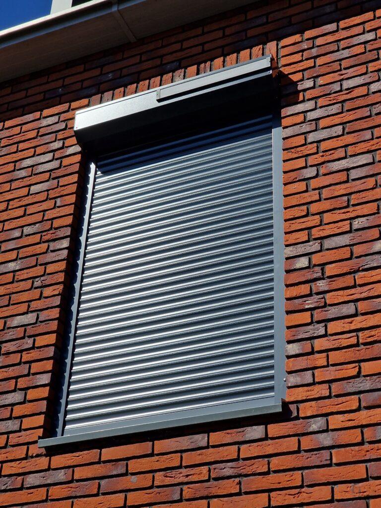 Waarom rolluiken in de winter onmisbaar zijn: zo helpen ze warmte binnen te houden